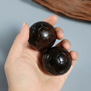 握り玉 紫光檀 黒檀製 サッカーボール型 ハンドエクササイズ 手回し 健康球 脳トレ リラックス 手の運動 集中力アップ 手彫り 木彫り 工芸品 置物 飾り アジアン雑貨