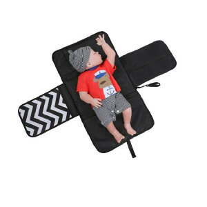 おむつ替えマット ベビー ポータブル 折りたたみ式 防水 おむつシート 携帯用 おむつ交換マット おむつポーチ PVC素材 赤ちゃん 乳児 新生児 お出かけ 旅行 コンパクト 軽量 はっ水 グレー 恐