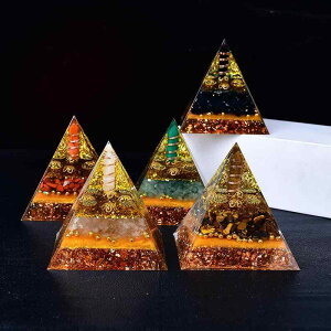 置物 天然水晶 さざれ石 レジン ピラミッド 五行 金木水火土 パワーストーン インテリア オブジェ リビング 玄関 デスク 寝室 モダン 三角錐 開運 風水