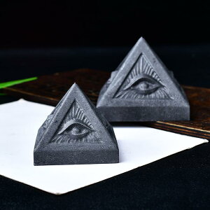 置物 ロシア産シュンガイト ホルスの目 ピラミッド型 天然石 パワーストーン 原石研磨 モダン リビング インテリア オブジェ 飾り 癒し 浄化 風水