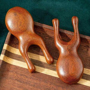 マッサージコーム 桃木製 カエル型 フェイス 目元 鼻筋 頭部 かっさプレート 美顔器 美鼻ケア 経絡ケア 自宅エステ 小顔 リフトアップ 天然素材 美容グッズ