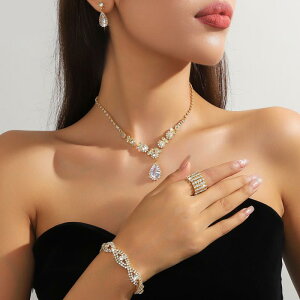 ジュエリーセット レディース ネックレス ピアス ブレスレット 指輪 4点セット 欧米風 ファッション ラインストーン ジルコニア 煌めく ゴージャス 爪留め 電気メッキ加工 円形 楕円 普段使