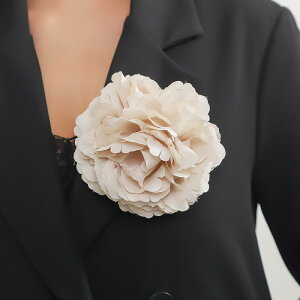 ブローチ レディース レトロ アンティーク 布製 大ぶり 花 ハンドメイド コサージュ 黒色 アプリコット おしゃれ 上品 エレガント ファッション フォーマル オフィス 結婚式 普段使い パーテ