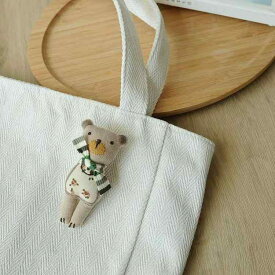 ブローチ レディース 女性用 日本風 かわいい ナチュラル 森ガール風 布製 クマ ベア マスコット ぬいぐるみ バッグチャーム 鞄飾り おしゃれ 秋冬 秋物