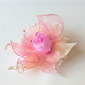 日本製 \ ピンク 薔薇 ふわかわ かわいい オーガンジー バラ / コサージュ ブローチ ハンドメイド フォーマル パーティー アクセサリー パール リボン 小ぶり 小さめ 手作り 造花 花 白 黒