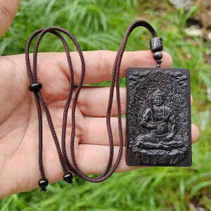 不動明王 ネックレス 黒檀 彫刻 黒 ブラック 木製 凹凸 プレート ペンダント 干支 酉年 守護神 無垢材 天 仏教徒 仏 レトロ 古風 お守り 個性的 護身 飾り