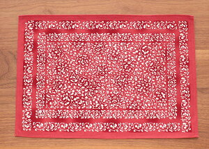 源右衛門　唐草　レッド　32×45cm　撥水加工　　プリントテーブルマット　子孫繁栄の意味を持つ、吉祥文様の唐草　白い食器と相性が良く、赤絵の器のイメージに近い赤配色