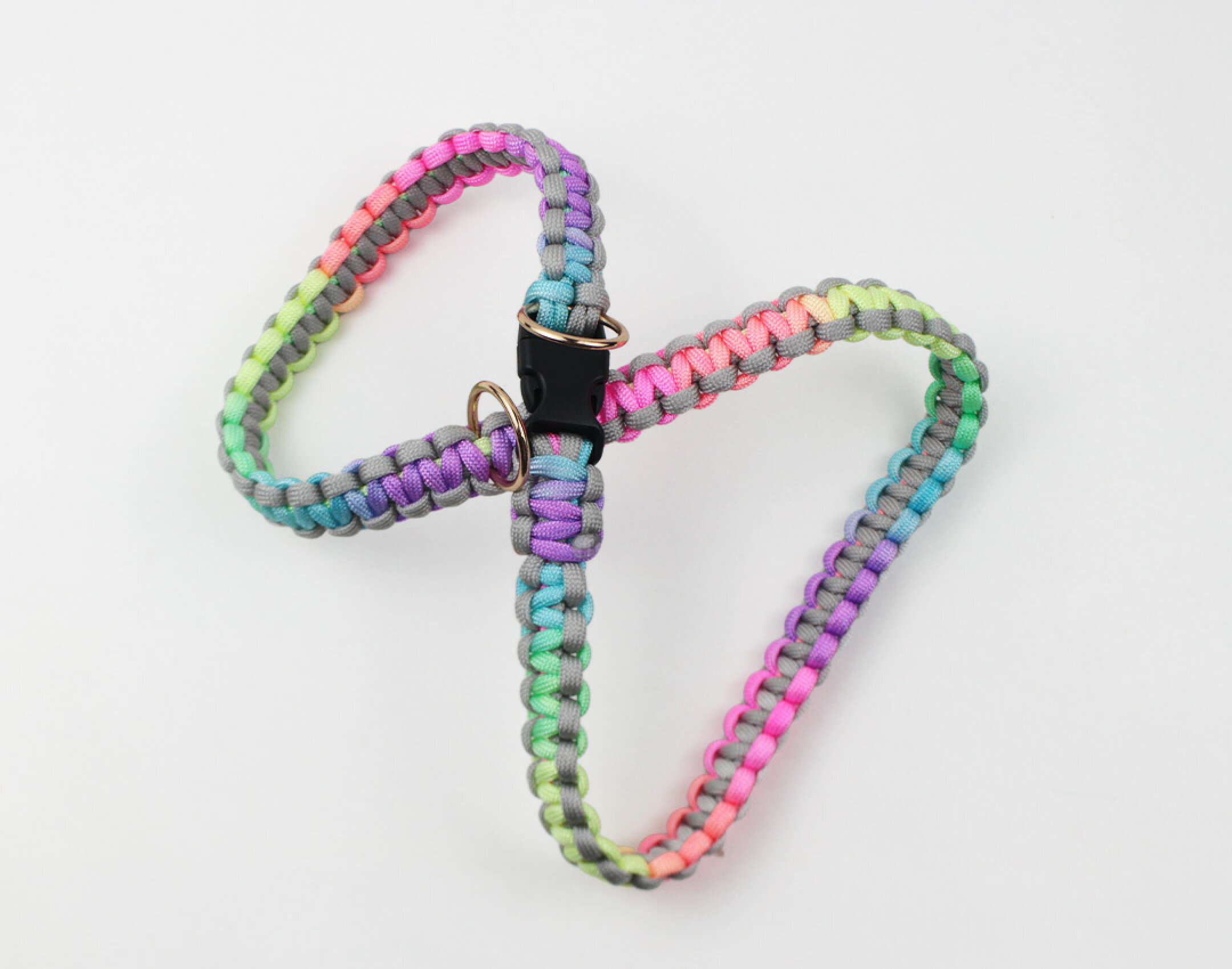 パラコードを使用したリードとハーネスです。１本で使用すると可愛いパステルﾚｲﾝﾎﾞｰを淡いグレーと組み合わせて柔らかな印象になるように仕上げました。暗めの毛の犬にぴったりです。ハーネスは巻きつけて付けるタイプです。