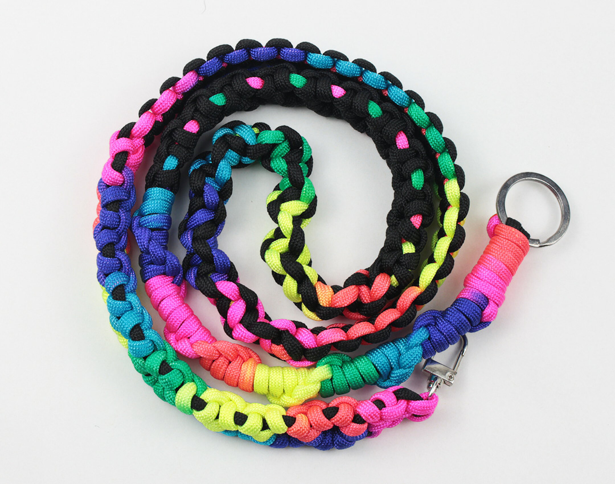 パラコードを使用したハンドメイドスマホショルダーです。レインボーとブラックを組み合わせて明るい発色のある仕上がりにしました。レインボーは１本だけでもカラフルになるのでお勧めのカラーです。