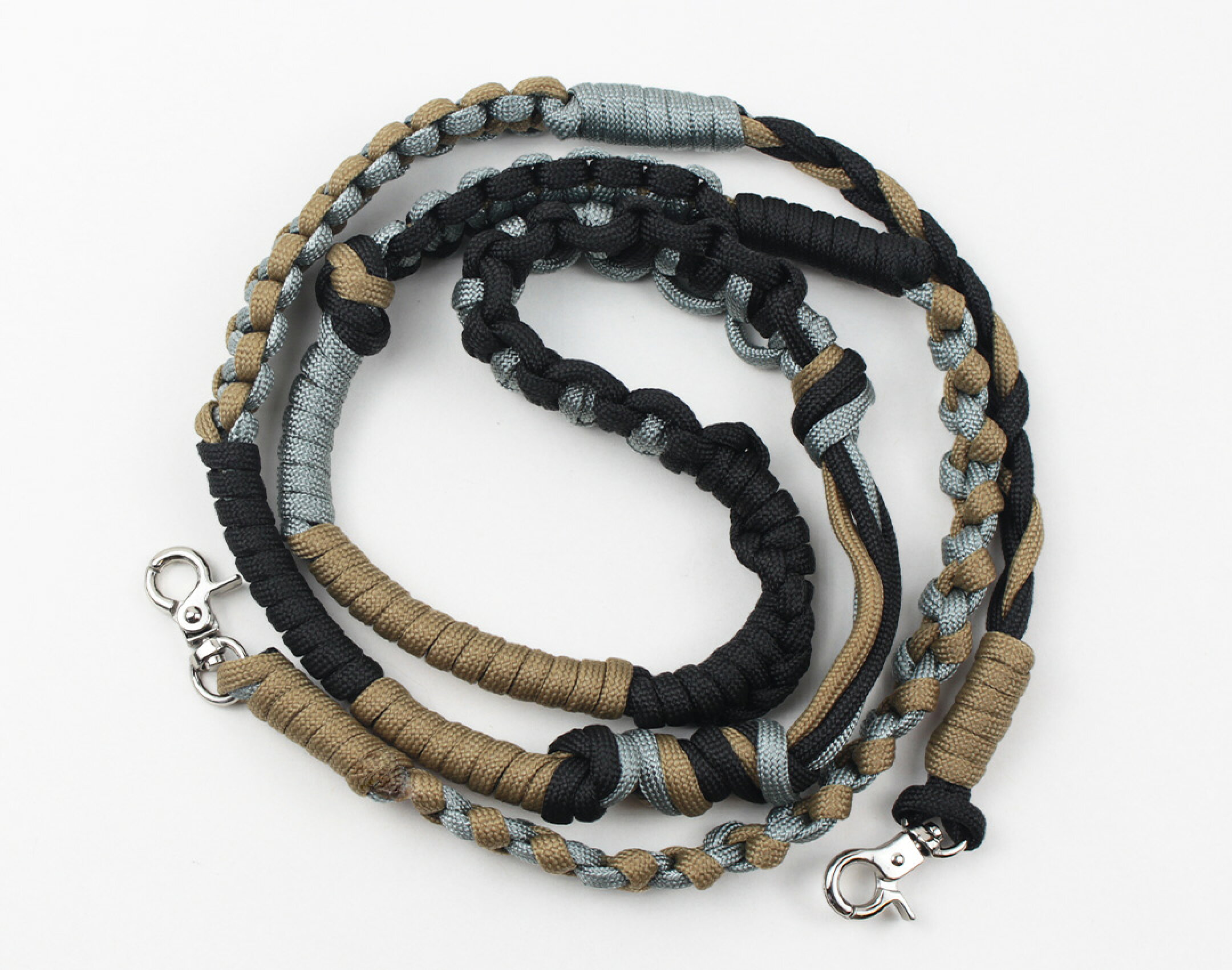 パラコードを使用したハンドメイドスマホショルダーです。編み方をこれでもかってくらい組み合わせて、カラー自体はシンプルですが個性的な作品に仕上がりました。編み方次第で見え方が変わるのもパラコードクラフトの魅力の一つです。