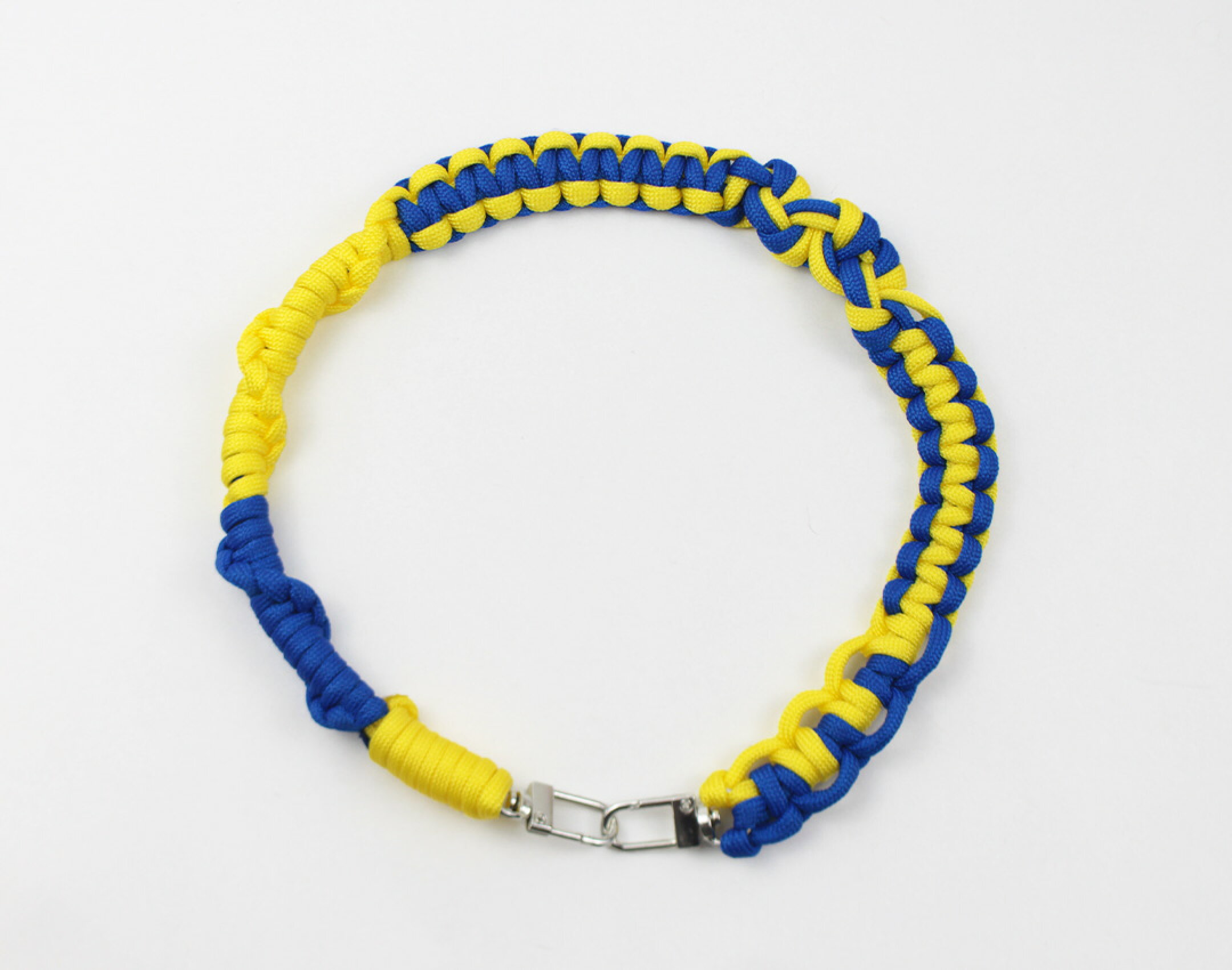 パラコードを使用したハンドメイドスマホストラップです。黄色と青を組み合わせてあの大型家具店をイメージするようなデザインに。とてもきれいな発色なので目立つこと間違いなし。途中編み方を変えて各色が交わるようにしました。