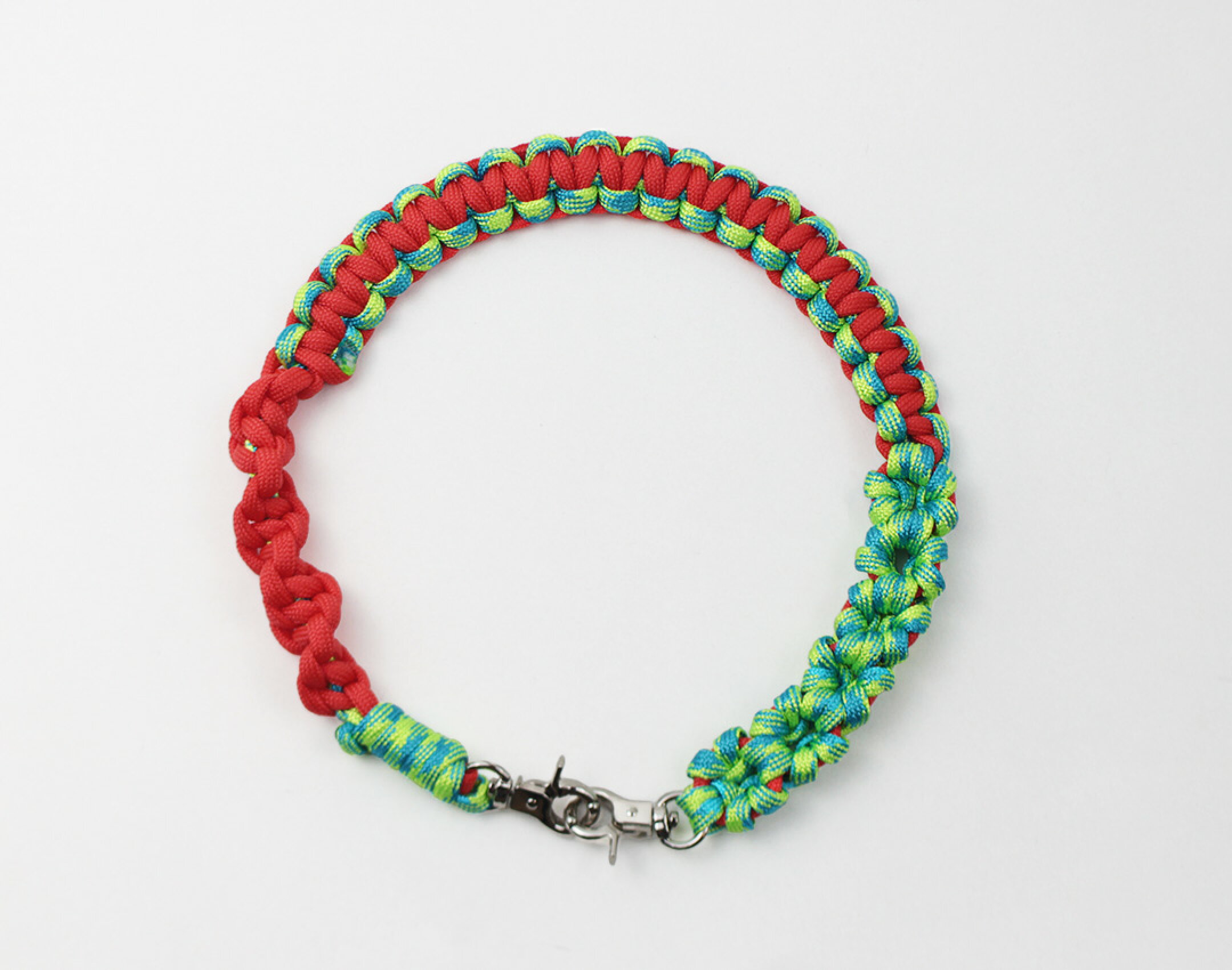 パラコードを使用したハンドメイドスマホストラップです。赤と柄物を組み合わせた作品です。カモフラ系のカラーは組み合わせが難しいですが、単色と組み合わせることで調和がとれて美しく仕上がります。男性にもおすすめの作品です。