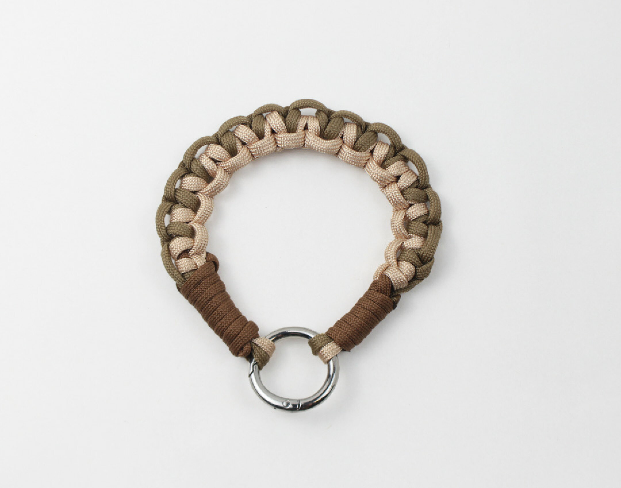 パラコードを使用したハンドメイドスマホストラップです。シンプルですが見え方のこだわった作品です。２種類の編み方で仕上げました。ゆるく編むことでぷっくり感が出てかわいらしく見えます。編み方に強弱を付けることで仕上がりにも差が出ます。