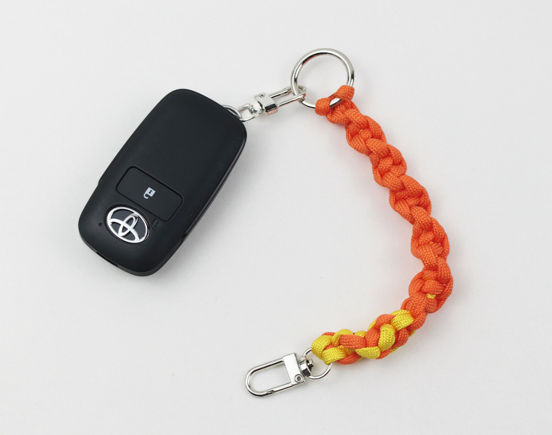 パラコードを使用したハンドメイドキーホルダーストラップです。２色使用したシンプルな作品。バッグの持ち手などに輪っかにして鍵などをぶら下げるのにちょうどいいサイズです。１本の紐を編み込んで様々な作品にできるのがパラコードクラフトの素晴らしい魅力です。