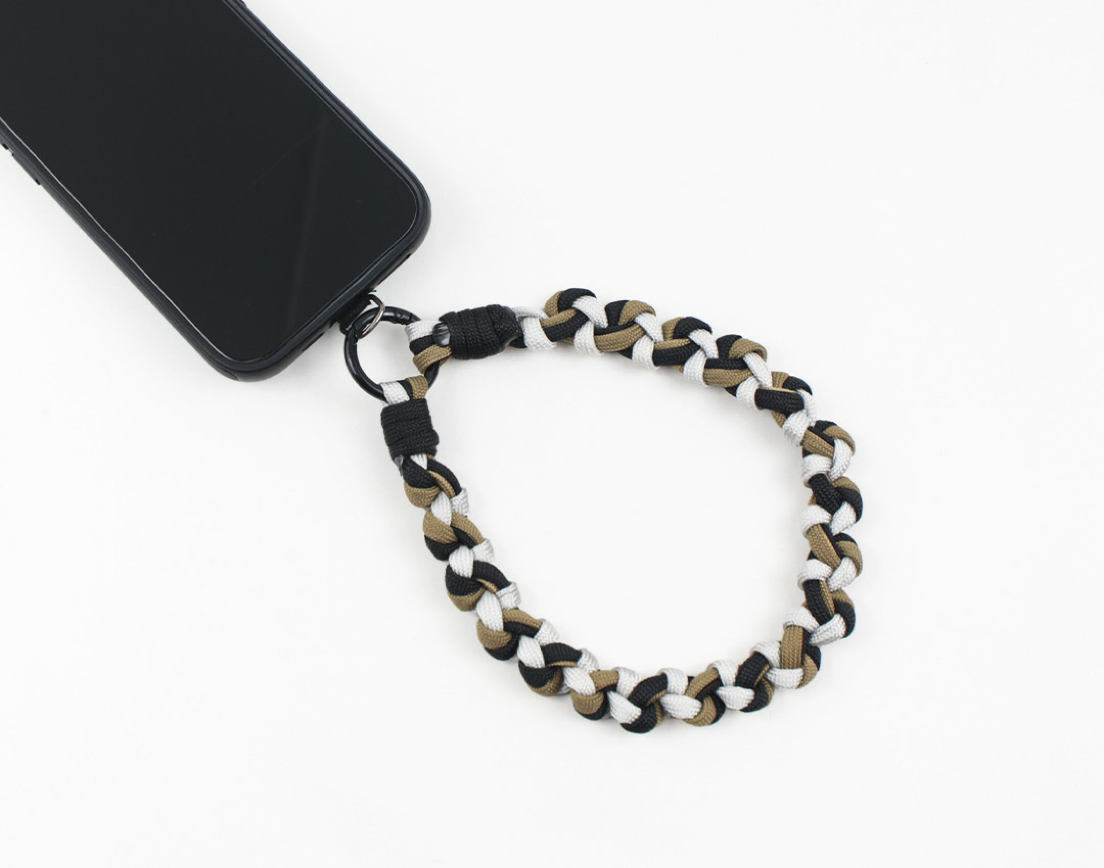 パラコードを使用したハンドメイドスマホストラップです。３カラーを組み合わせて編み込みました。３色が均等に配色されていて落ち着いた仕上がりに。多くのカラーを使いたいときはこの作品のように編み込むのがおすすめです。