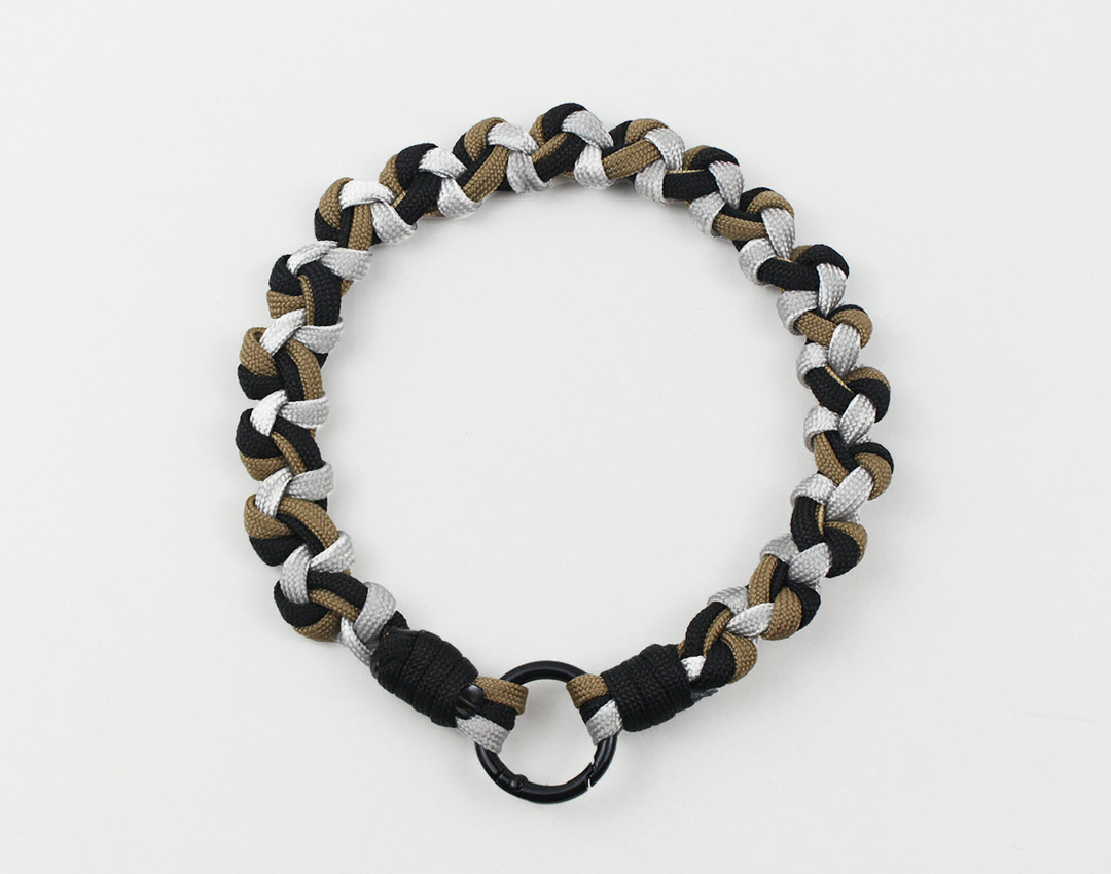 パラコードを使用したハンドメイドスマホストラップです。３カラーを組み合わせて編み込みました。３色が均等に配色されていて落ち着いた仕上がりに。多くのカラーを使いたいときはこの作品のように編み込むのがおすすめです。