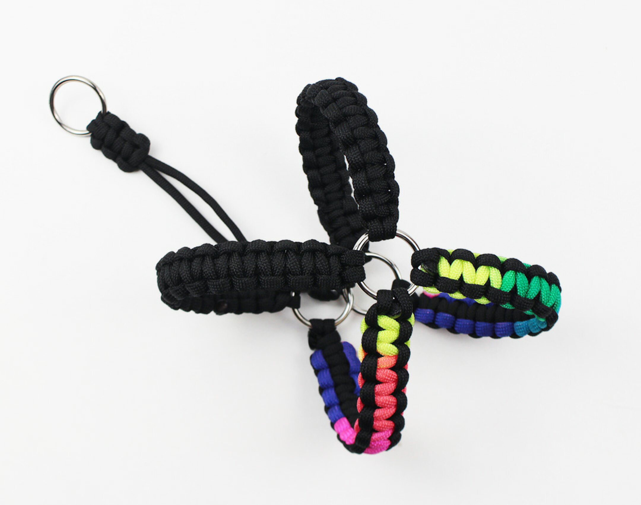 パラコードを使用したリードとハーネスです。レインボーとブラックを組み合わせて明るい発色のある仕上がりにしました。リードとハーネスをお揃いにして愛犬とのお散歩が楽しくなります。