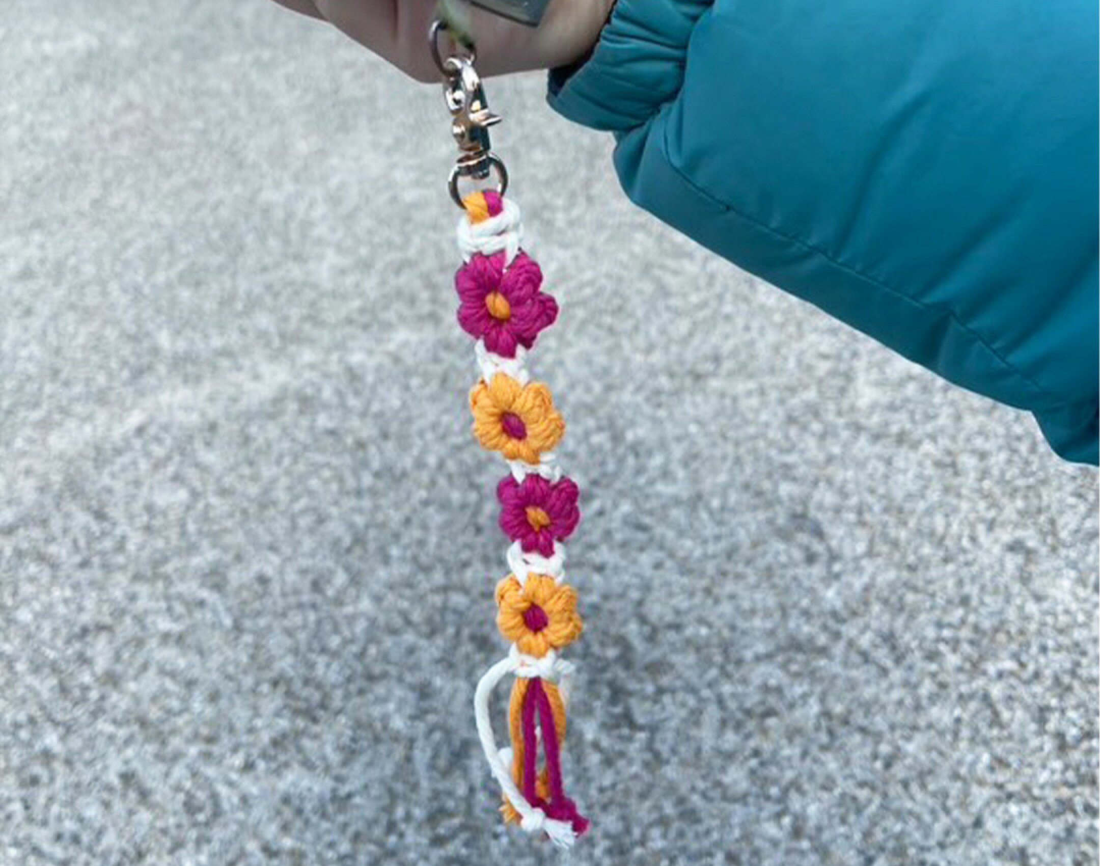 マクラメ糸で作ったお花のキーホルダーです。明るい色を合わせることで可愛いお花型に仕上がりました。丸形のカラビナと合っていてバッグなどに付けたくなる一品です。フリンジも可愛くタッセルが綺麗に仕上がりました。