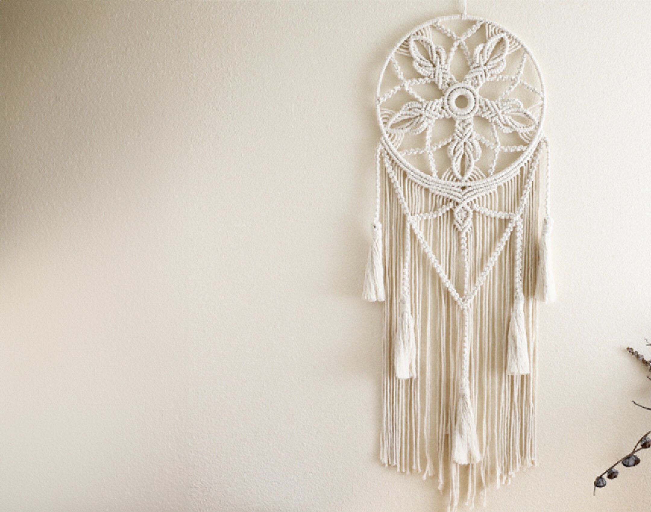 マクラメーロープを使用したタペストリーです。様々なカラーを使用して作成。マクラメ糸の色合いが白壁とマッチしてインテリアとしてお部屋に色どりを加えます。コットンならではの柔らかい雰囲気が素敵です。