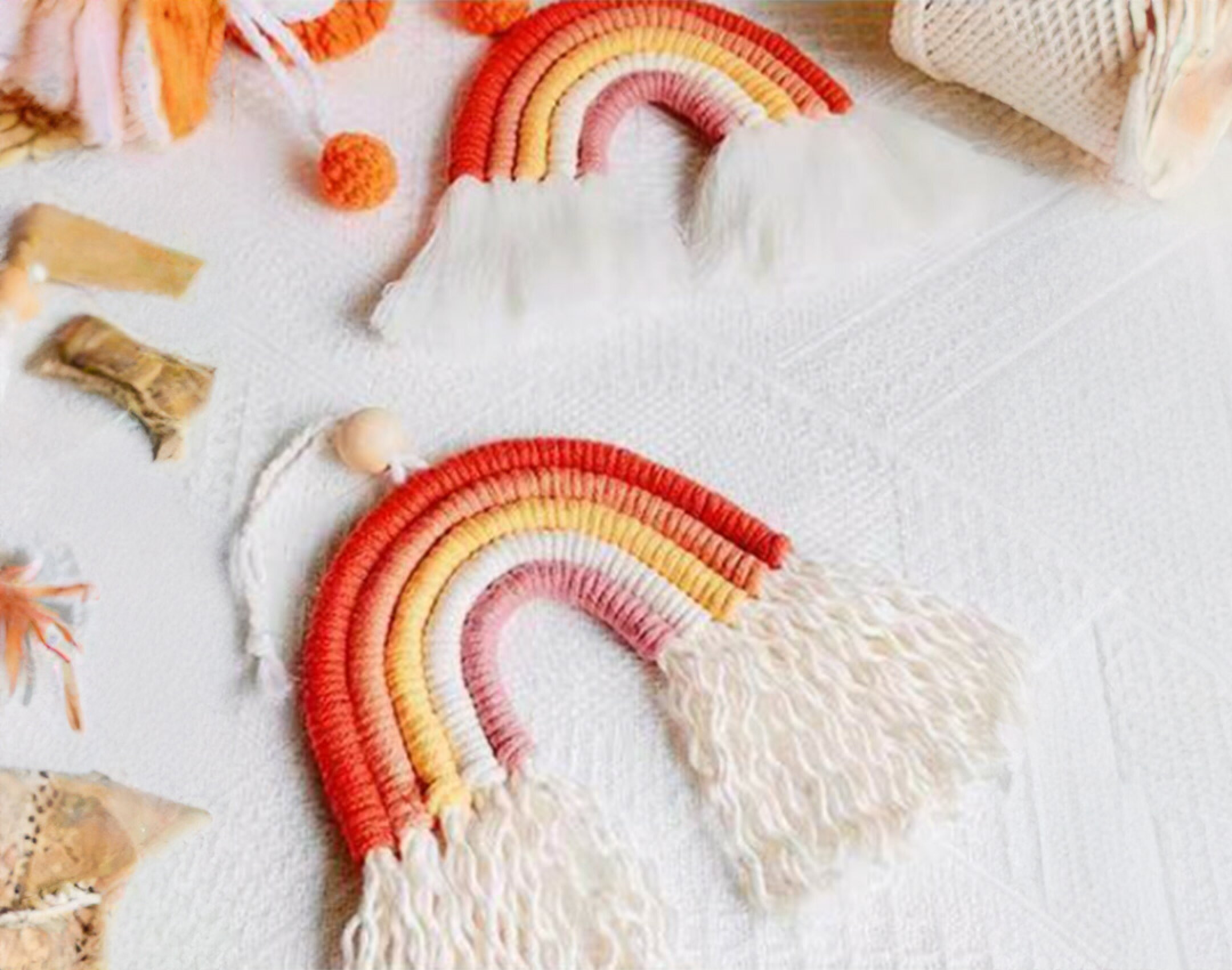 マクラメーロープを使用したタペストリーです。様々なカラーを使用して作成。マクラメ糸の色合いが白壁とマッチしてインテリアとしてお部屋に色どりを加えます。コットンならではの柔らかい雰囲気が素敵です。