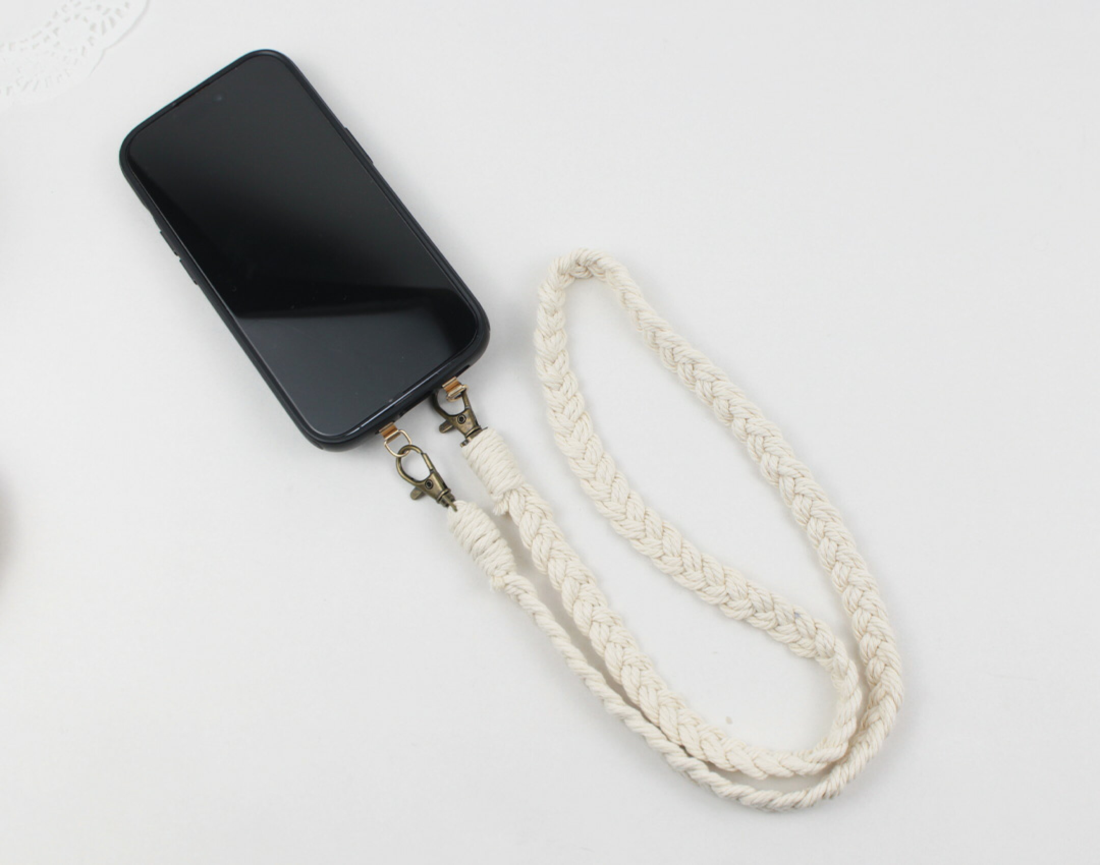 コットン１００％の卯の花色を使用した少し長めのスマホストラップです。ホワイト一色を編み込んだシンプルな作品。コットンならではの優しさを生かしています。