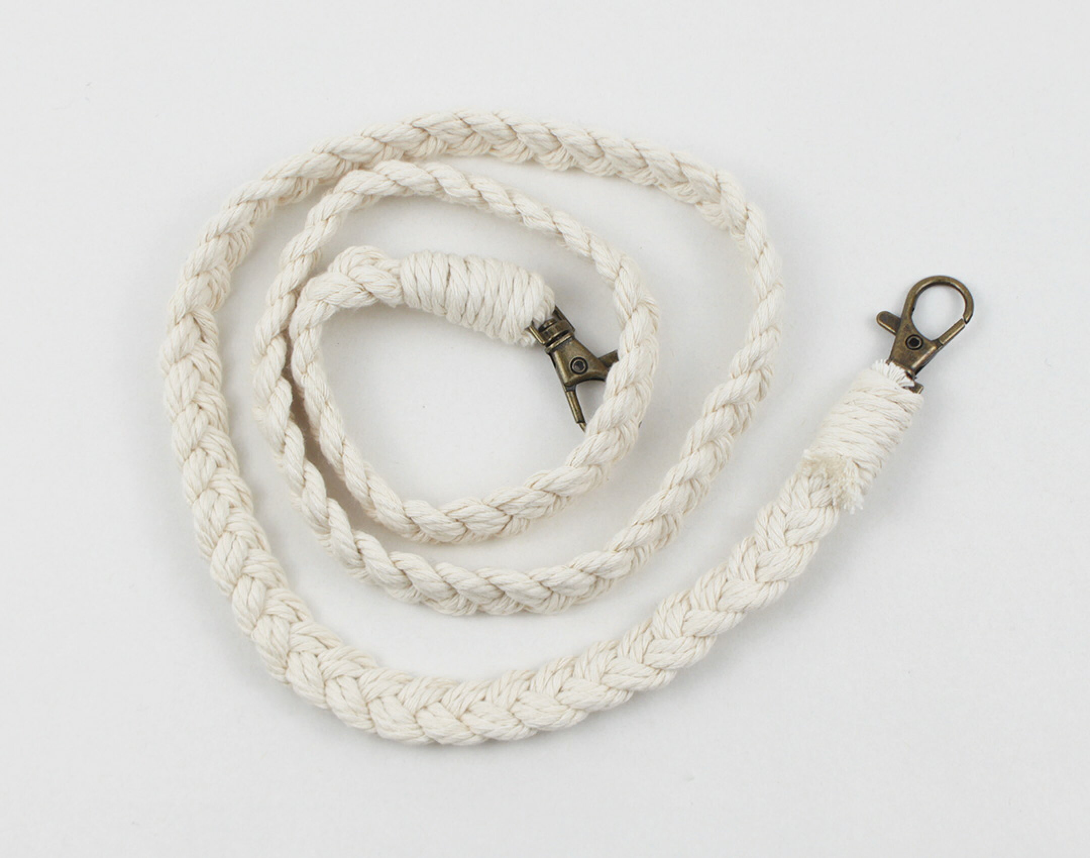 コットン１００％の卯の花色を使用した少し長めのスマホストラップです。ホワイト一色を編み込んだシンプルな作品。コットンならではの優しさを生かしています。