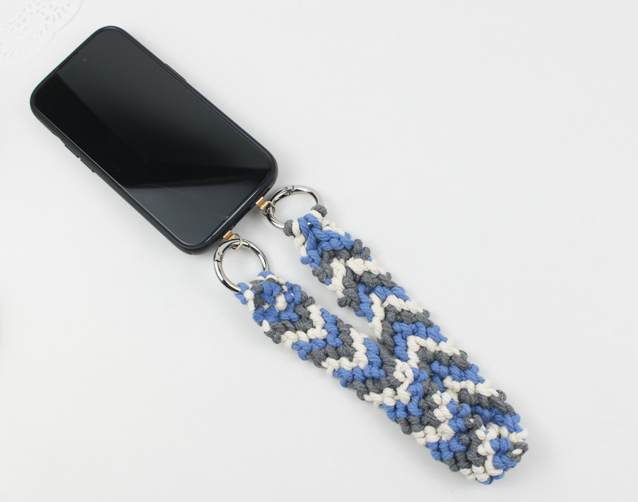 マクラメーロープを三色組み合わせたスマホストラップです。優しい色合いの三色をボーダーになるように配置しなじみやすいデザインになるように工夫しました。ホワイト、ブルー、グレーの組み合わせがマッチしてコットンならではの優しさを生かしています。
