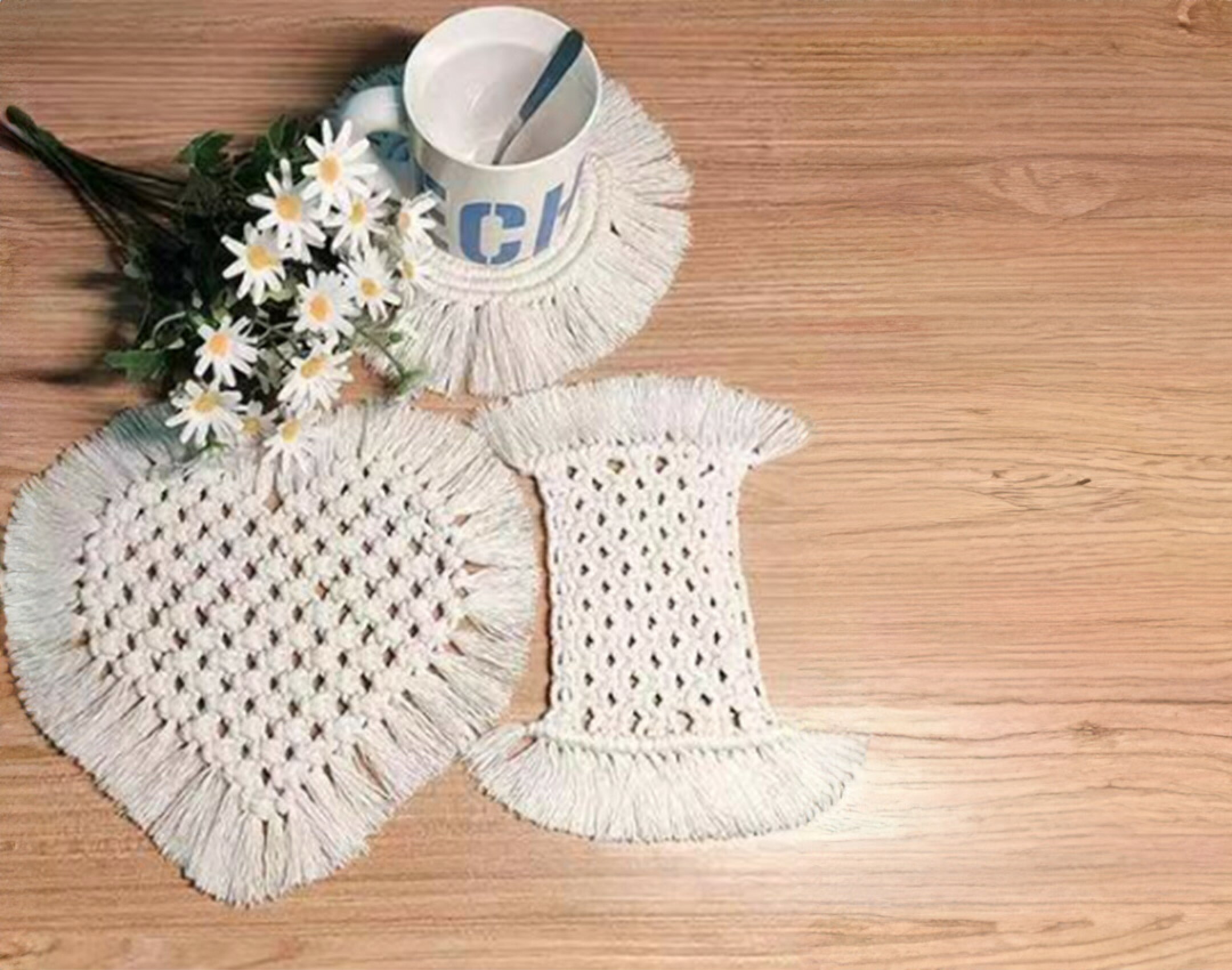 マクラメ糸をを使用した様々な作品です。キーホルダーやイヤリング、ピアス用のタッセル、コースターなどマクラメロープを使って様々な作品製作にチャレンジしてください。様々なカラーを使用してオリジナルの作品つくりを楽しめます。