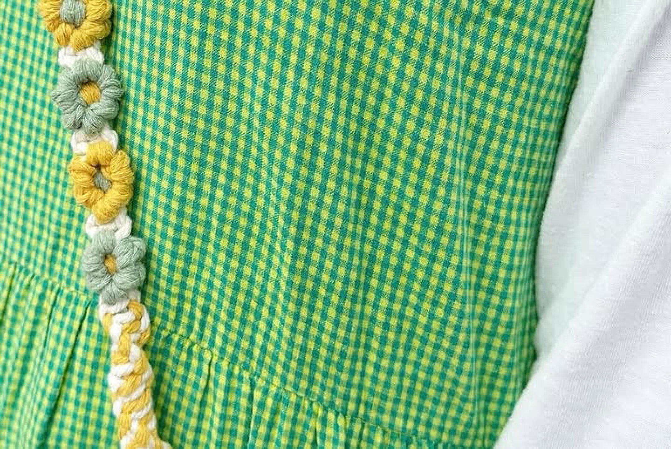 マクラメ糸を使用したスマホショルダーです。ブルーやイエロー系を使用して優しい感じに仕上げました。平編みなどの編み方をいくつも作ることで個性的なデザインになるように仕上げました。コットンならではの優しさを生かしています。お花も可愛い。