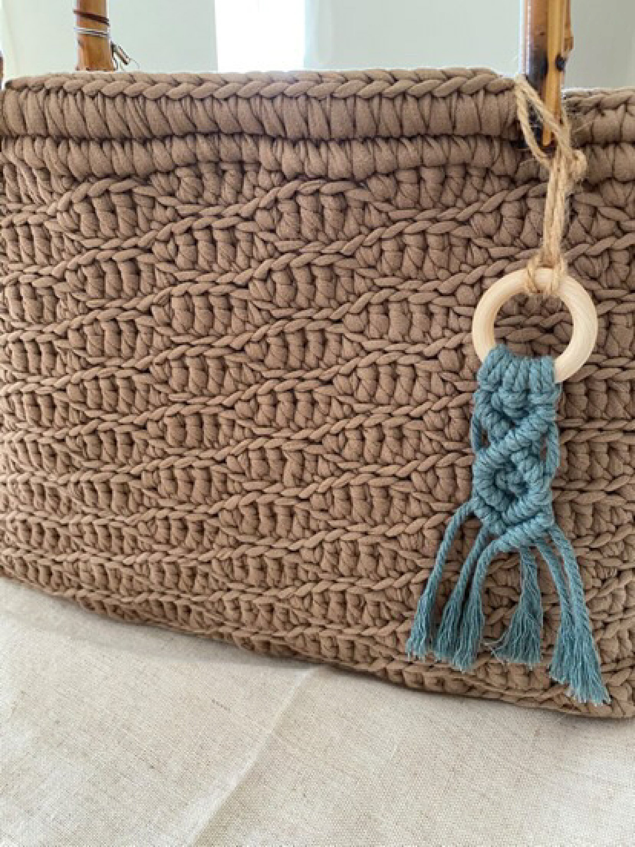 マクラメーロープを使用したリーフタペストリーです。ナチュラル素材なので流木などの木製パーツとも相性がとてもいいです。キーホルダーやストラップとしても使用できます。自然なパーツと組み合わせて使用できるのもコットン性のマクラメ糸の特徴です。