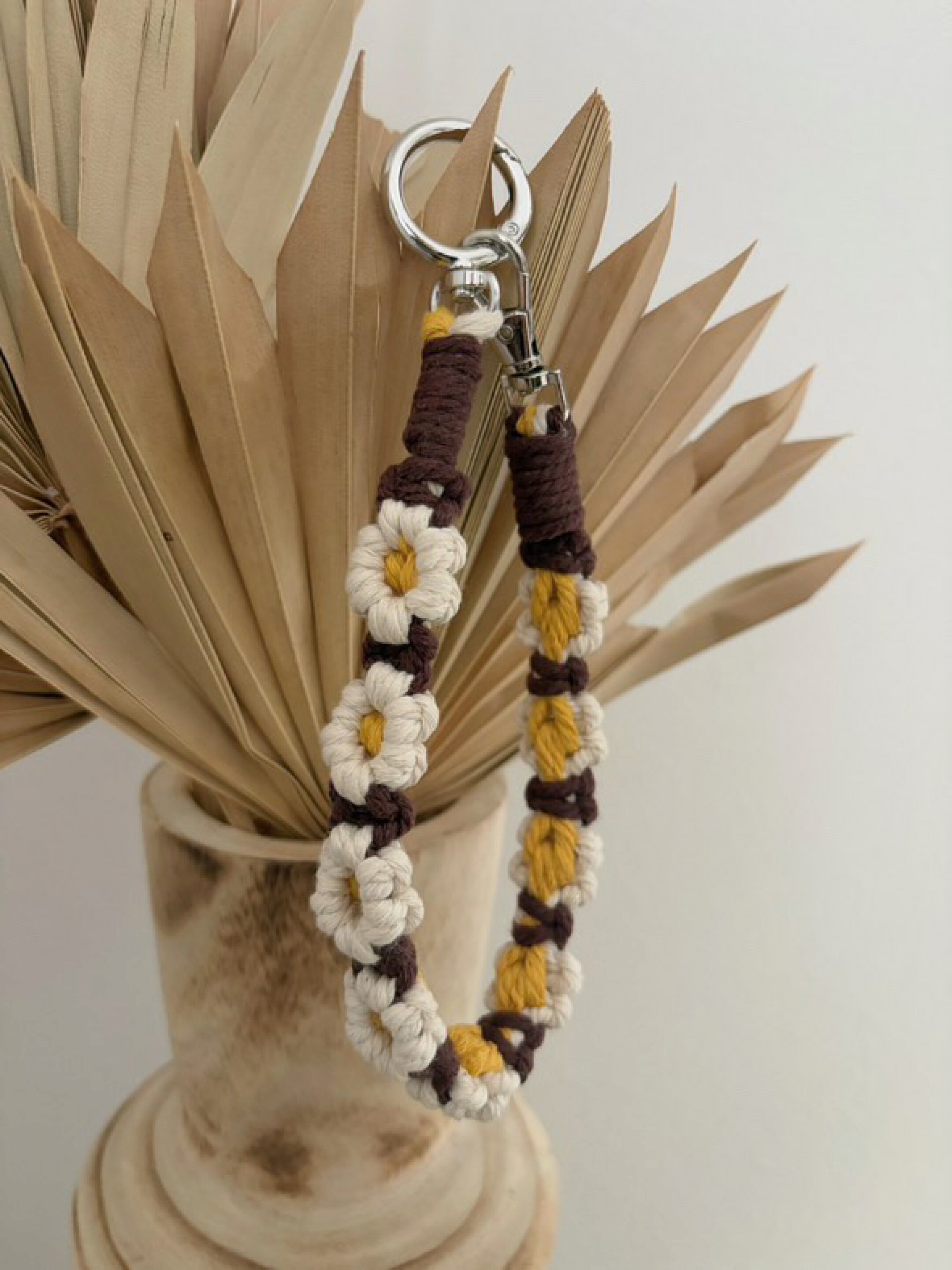 カラーにメリハリをつけたお花編みのハンドストラップです。系統の違うカラーでメリハリを付けています。作品のようなカラーでもまとまった仕上がりになるのもマクラメ糸の特徴で様々なカラーでも組み合わせやすいです。