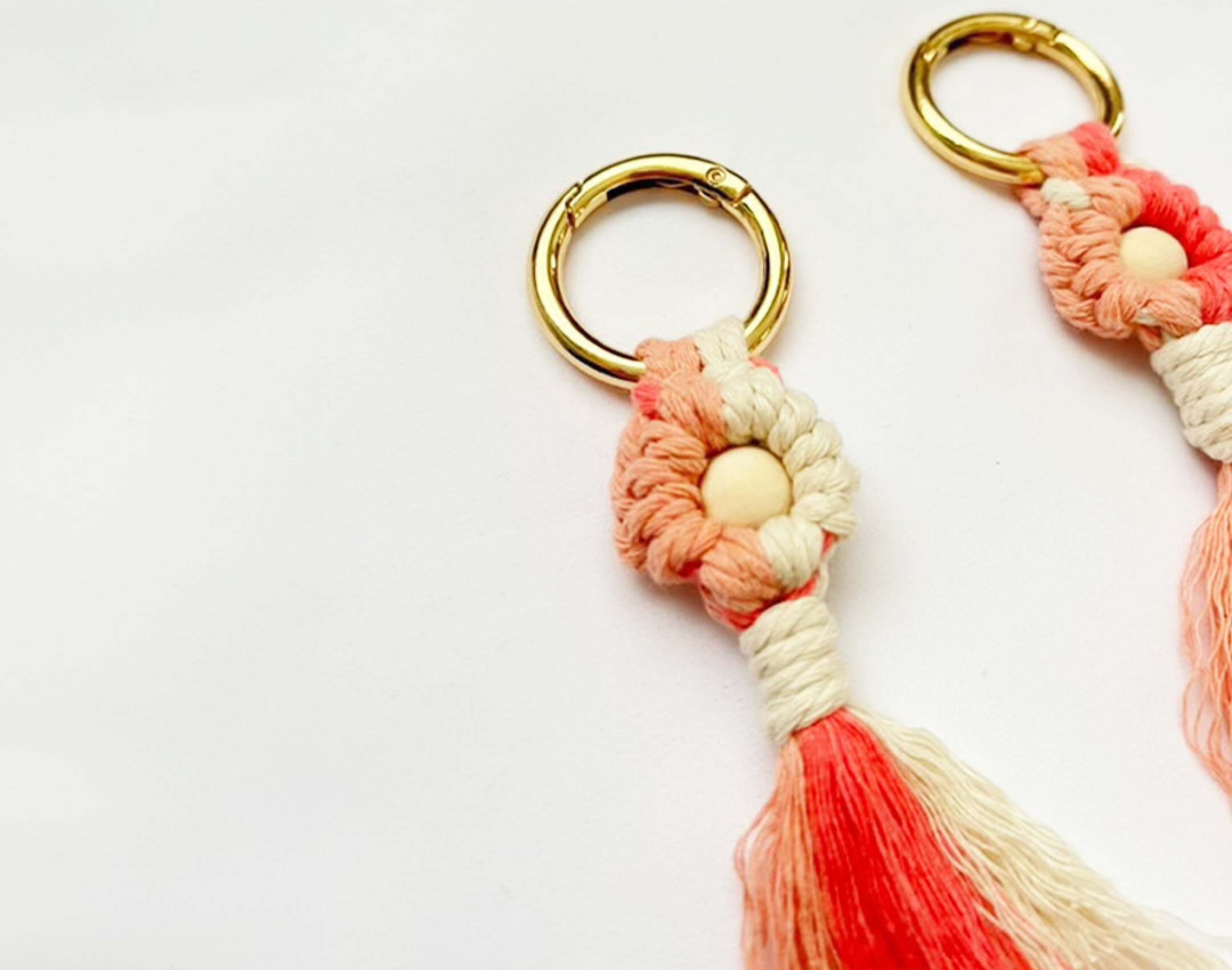 マクラメ糸で作ったお花のキーホルダーです。明るい色を合わせることで可愛いお花型に仕上がりました。丸形のカラビナと合っていてバッグなどに付けたくなる一品です。フリンジも可愛くタッセルが綺麗に仕上がりました。