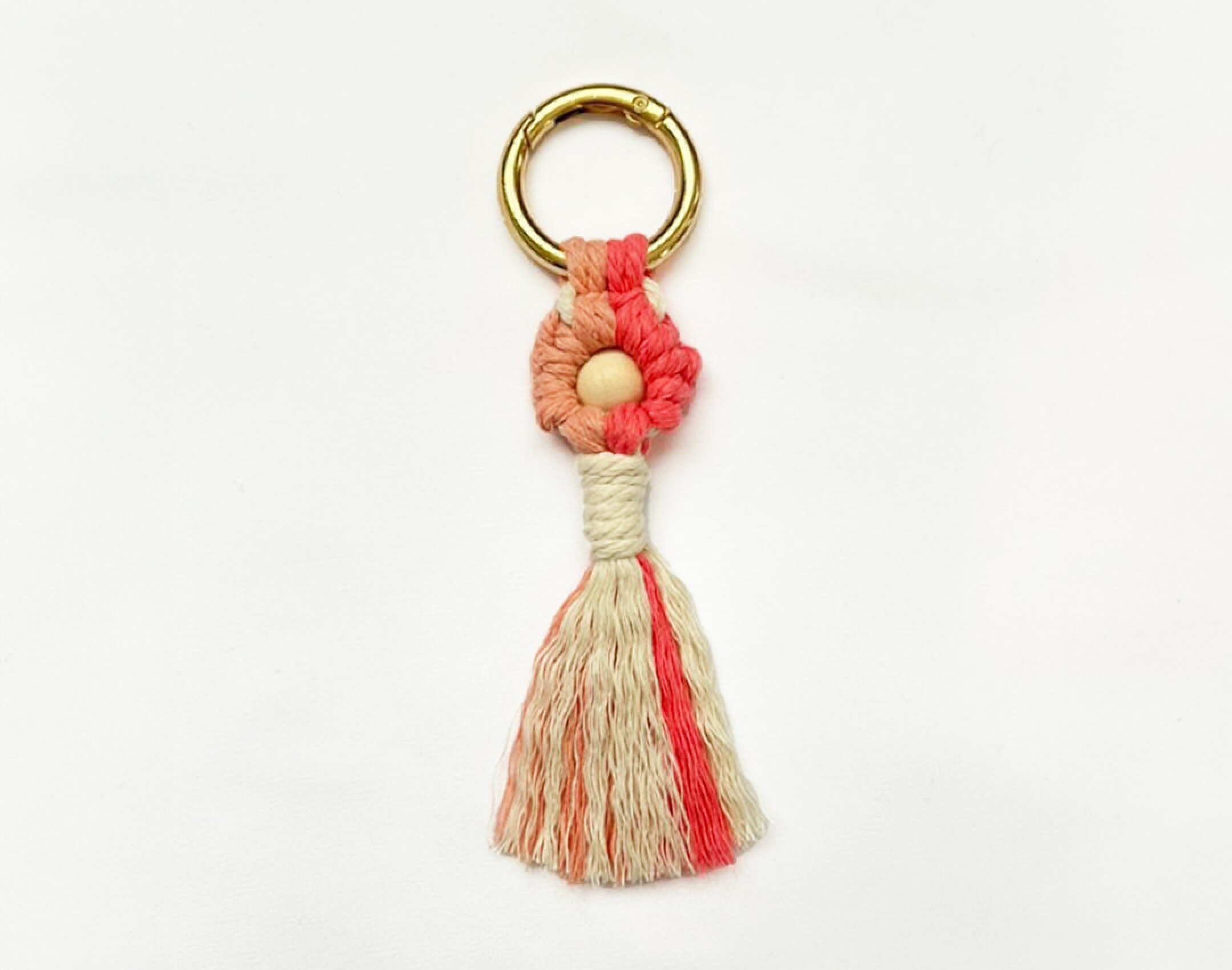 マクラメ糸で作ったお花のキーホルダーです。明るい色を合わせることで可愛いお花型に仕上がりました。丸形のカラビナと合っていてバッグなどに付けたくなる一品です。フリンジも可愛くタッセルが綺麗に仕上がりました。