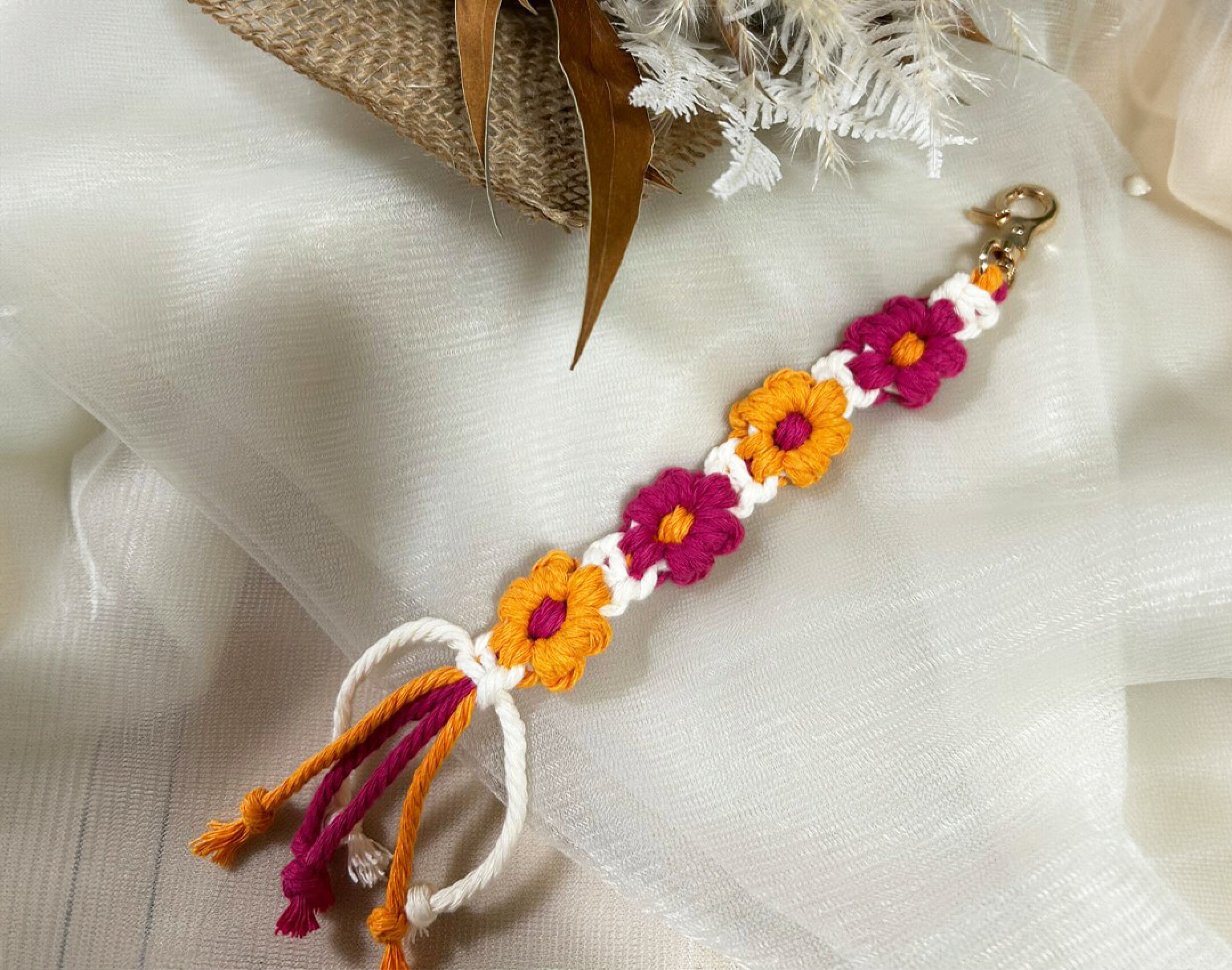 マクラメ糸で作ったお花のキーホルダーです。明るい色を合わせることで可愛いお花型に仕上がりました。丸形のカラビナと合っていてバッグなどに付けたくなる一品です。フリンジも可愛くタッセルが綺麗に仕上がりました。