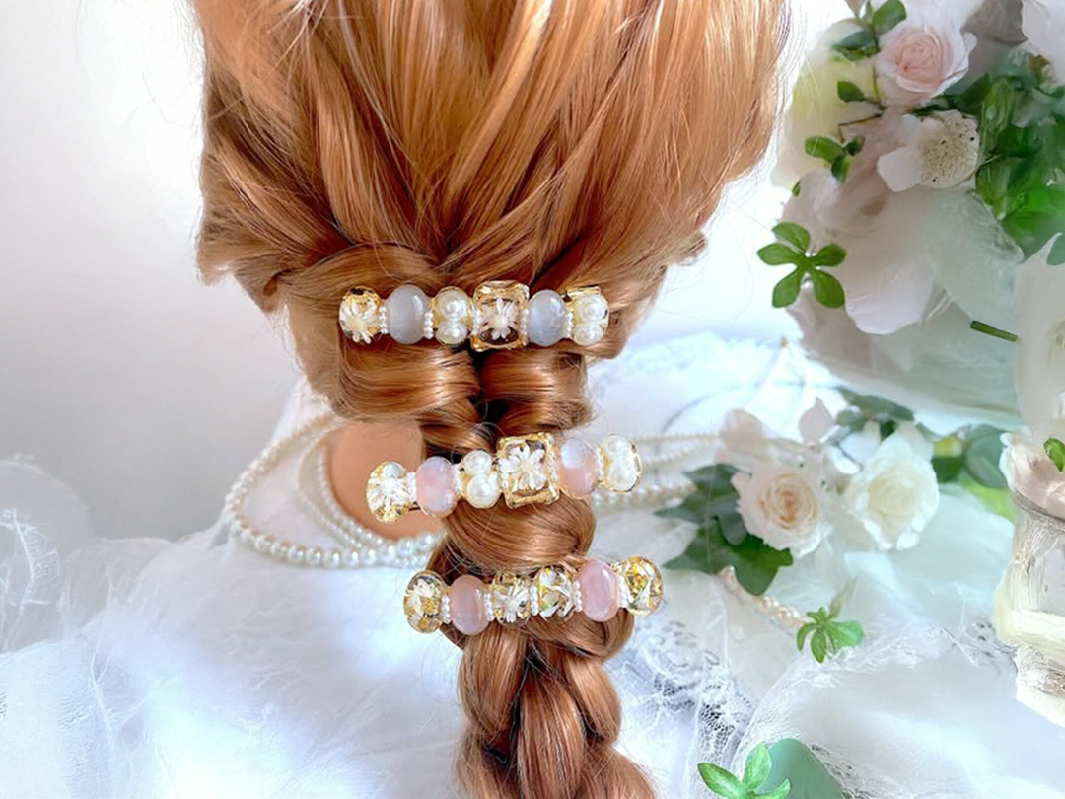 レジンを使って制作したハンドメイドのヘアアクセサリー。透明感のある素材感と上品な輝きが、ヘアスタイルにさりげない華やかさを添えてくれます。編み込みヘアに使用した着用イメージ。上品で華やかな輝きが後ろ姿を彩り、結婚式やブライダルシーンにも映えるデザイン