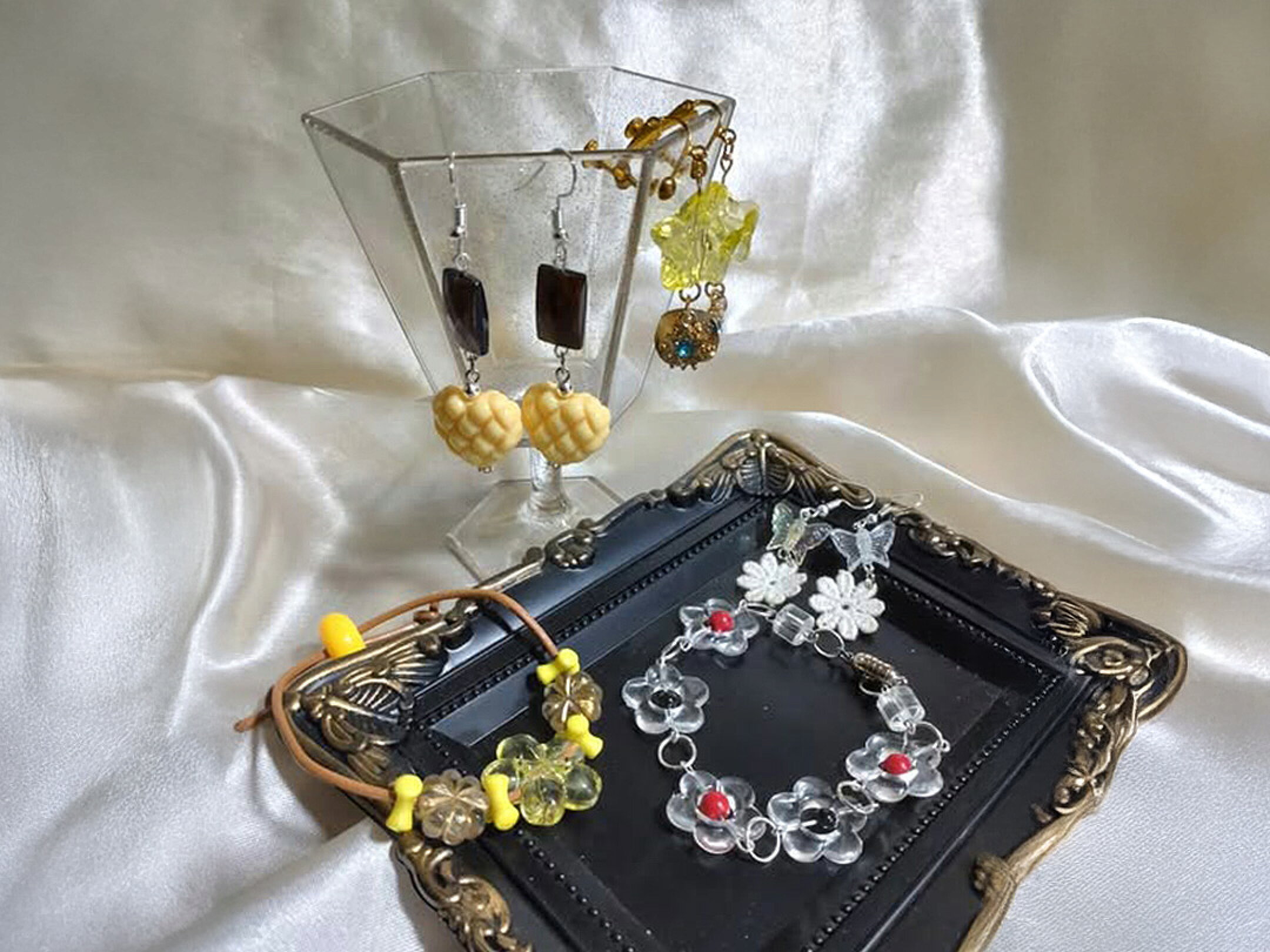 アクリルビーズやレザー紐、ウッドビーズ、メタルチャームを組み合わせたハンドメイドブレスレット。キッズ用アクリルビーズを使用し、素材の表情を楽しめるあたたかみのあるデザイン