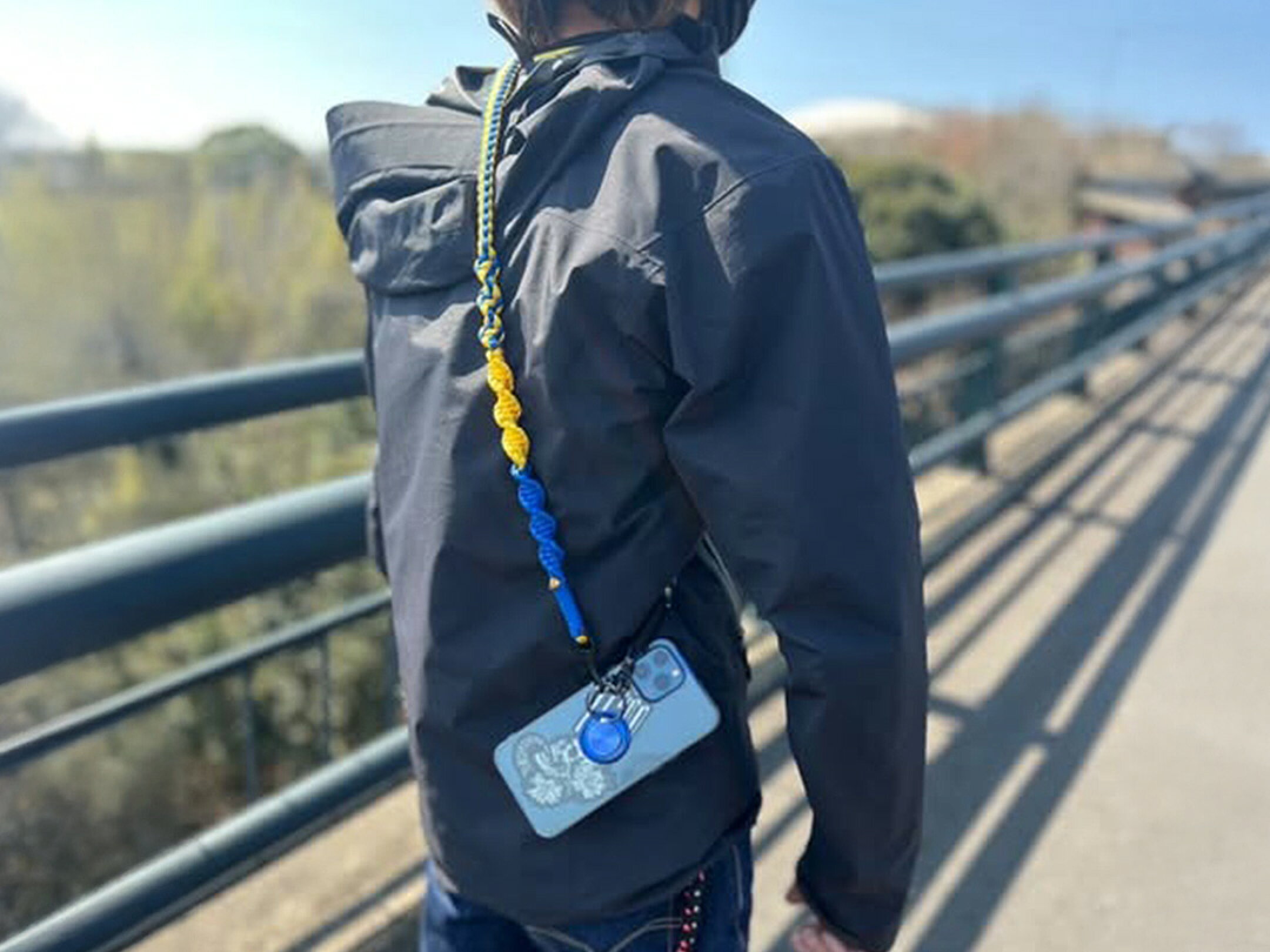 クラブカラーを取り入れたパラコードのスマホショルダー。青と黄のコントラストが美しく、スタジアムでもしっかり映える存在感が魅力です。試合中の写真撮影やチケット確認もスムーズで、落下防止にも役立つ実用性の高さが、観戦スタイルをスマートに支えてくれます。