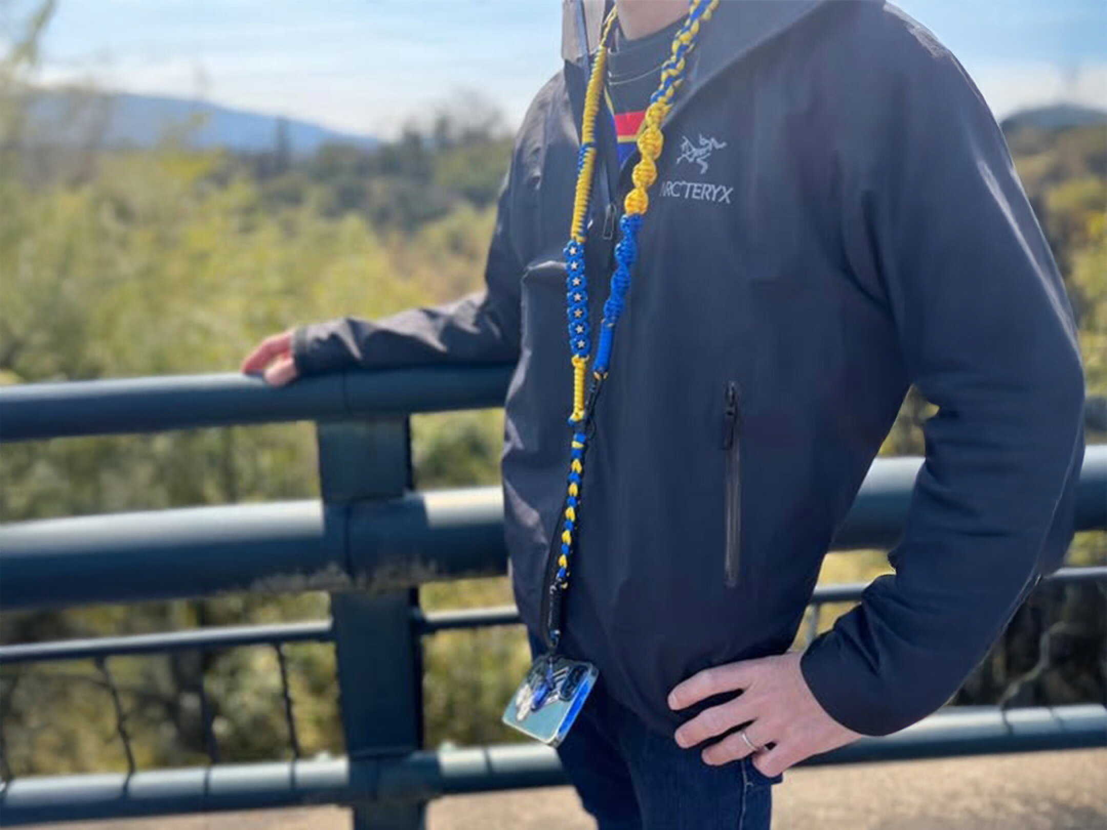 サッカー観戦を快適に楽しむために制作したパラコード製ハンドメイドスマホショルダー。クラブカラーの青と黄色を取り入れた発色の良いデザインで、試合中もスマホをさっと取り出せて落下防止にも役立つ、観戦スタイルに馴染む実用的なアイテム