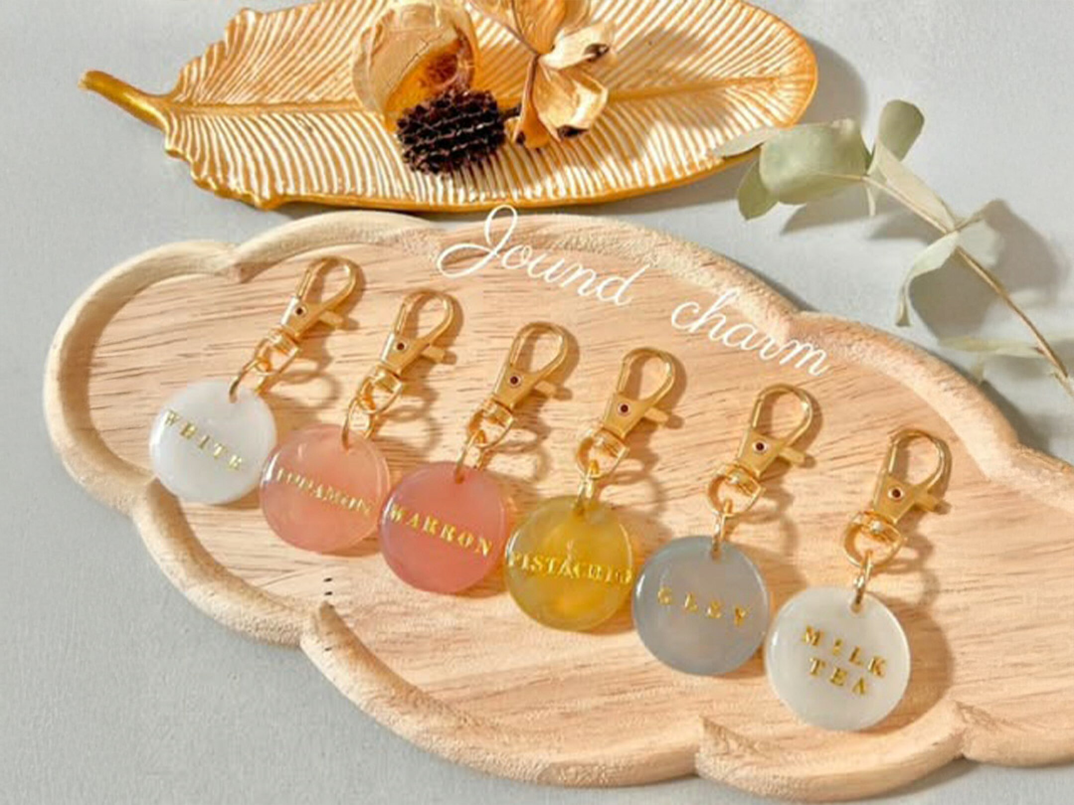 やさしい半透明カラーのレジンに、ゴールドの文字をあしらったシンプルで上品なチャーム作品。淡いピンクやイエロー、ミルキーホワイトなど、春らしい色合いが並び、光を受けてやわらかく透ける質感が魅力です。ゴールド金具との組み合わせで大人可愛い印象のアクセサリー