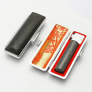 送料無料◆印鑑 はんこ 銀行印 楓BLACK 15mm 印鑑ケース【銀枠】 [印鑑 作成 銀行印 印鑑ケース付き セット はんこ 名前 ハンコ 判子 ギフト プレゼント お祝い 子供 結婚祝い 就職祝い 男性向け