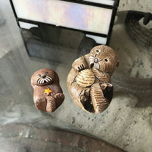 ラッコ親子 67 67B陶器 置物 動物 ラッコ らっこ 海獺 otter 海 哺乳類 魚 貝 水族館 インテリア オブジェ 雑貨 おしゃれ かわいい 贈り物 プレゼント親子セットなら170円お得!