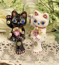 招き猫 デコレーション キラキラ 置物 おしゃれ かわいいラインストーンのデコレーションがかわいい♪お座り招き猫：ブラック＆ホワイト 2体セット 商売繁盛 開店祝い 合格祈願 御祝 内祝 縁起物 デコ 【HLS_DU】