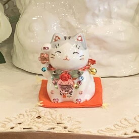 招き猫 デコレーション キラキラ 置物 おしゃれ かわいいラインストーンのデコレーションがかわいい♪彩絵福招き猫：灰トラ商売繁盛 開店祝い 合格祈願 御祝 内祝 縁起物　薬師窯　右手