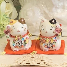 招き猫 デコレーション キラキラ 置物 おしゃれ かわいいラインストーンのデコレーションがかわいい♪彩絵福招き猫：2体セット（ミケ・茶ブチ）商売繁盛 開店祝い 合格祈願 御祝 内祝 縁起物　薬師窯