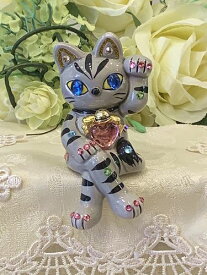 招き猫 デコレーション キラキラ 置物 おしゃれ かわいいラインストーンのデコレーションがかわいい♪お座り招き猫：灰トラ 商売繁盛 開店祝い 合格祈願 御祝 内祝 縁起物 デコ 左手 【HLS_DU】
