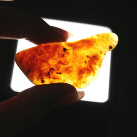 バーマイト ミャンマー産琥珀(アンバー) 原石磨き 1点物 約6.3グラム 約3.5×5.5センチ 天然石・置物・原石