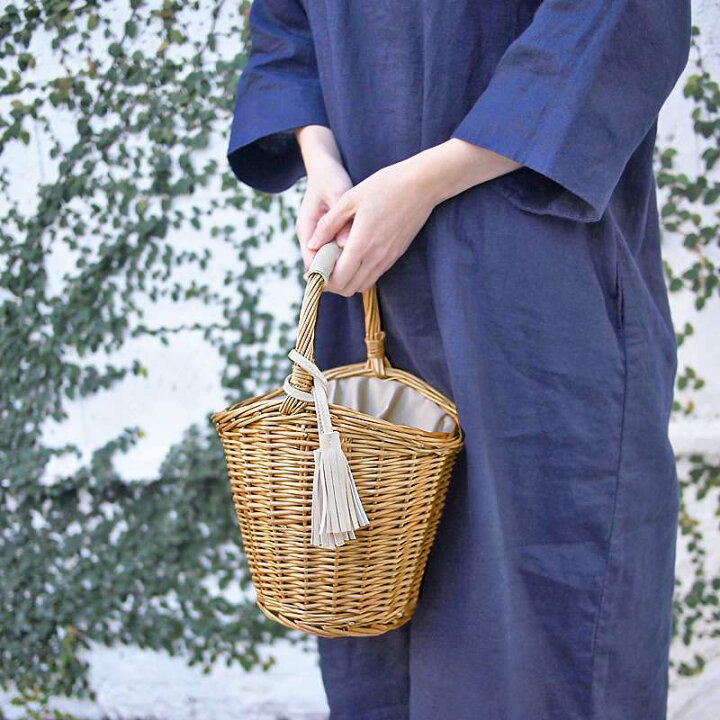 楽天市場 かごバッグ 巾着 柳 バケツ型 カゴバッグ レディース タッセル付き 内袋 カゴバック ヤナギ 上品 天然素材 夏コーデ おしゃれ 季節感 大人 かわいい 高見え 小物 シンプル ナチュラル 春夏 母の日 プレゼント 母の日ギフト 花以外 針箱屋 鞄のまち豊岡より