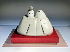 雛人形　陶器　ひな人形　お雛様　おひな様　陶器　磁器 お雛様 コンパクト 寄り添い雛 おしゃれ シンプルで　美しい　モダン デザイン 飾り台 桐箱 創作人形 金、プラチナ絵付け　コンパクト　いつまでも変わらない美しい　創作ひな人形　作家