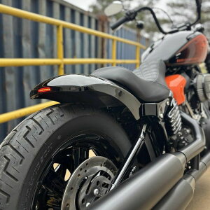 M8 ソフテイル スチール ショートリアフェンダー テール、ウインカー付き グロスブラック