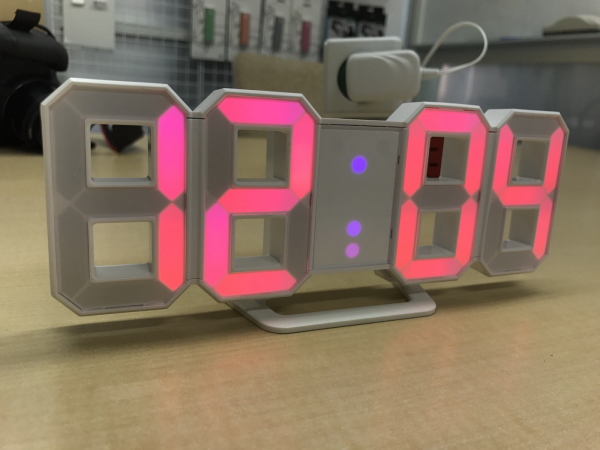 北欧インテリアにもピッタリのLEDデジタル時計です Tri clock トリクロック LEDデジタル時計 置き掛け兼用時計 置き時計 最初の 掛け時計 壁掛け時計 引き出物 人気 おすすめ インテリア時計 グッズ おしゃれ